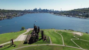 Güneşli bir günde Seattle Park 'ın göz kamaştırıcı hava manzarası