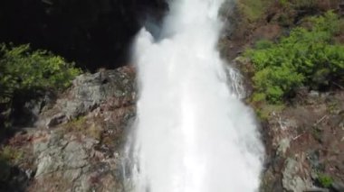 İnsansız hava aracı Şelale 'ye tepeden bakıyor. Bahar mevsiminde Wallace Falls Thundering 'de Yoğun Hava Açısı