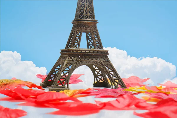 Fotografi Indoor Miniature Eiffel Photography Red Leaves Blue Sky Autumn — Stok Foto