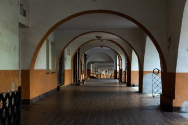 Eski bir binanın altında uzun bir sıra kemer.