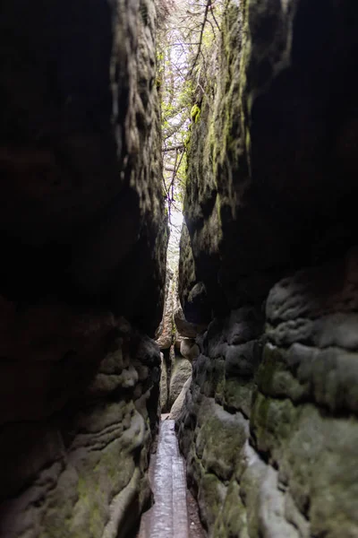 Kayanın Arasındaki Dar Yarık — Stok fotoğraf