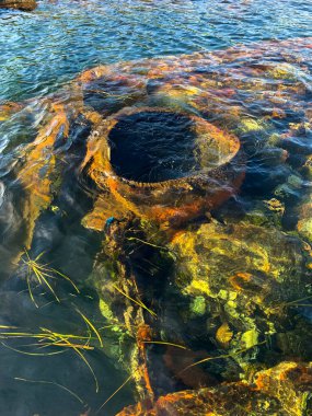 Su yüzeyinde batık bir geminin fotoğrafı.