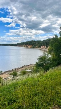 Yansıyan bulutlarla gölün yüzeyinin güzel manzarası