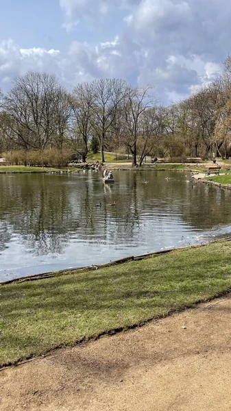 Parktaki güzel göl