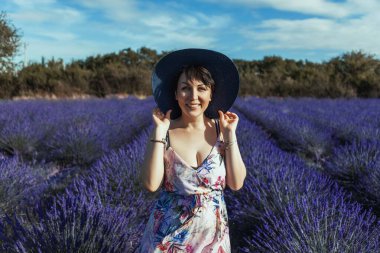 Bir kadın lavanta tarlasında duruyor..