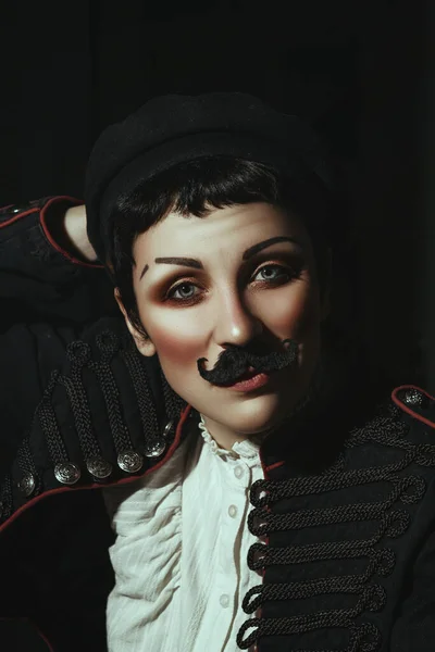 Жінка Підробленими Вусами Чорною Курткою Позує Фото Гусарка — стокове фото