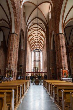 Güzel bir Katolik kilisesinin içinde.