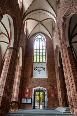 Güzel bir Katolik kilisesinin içinde.