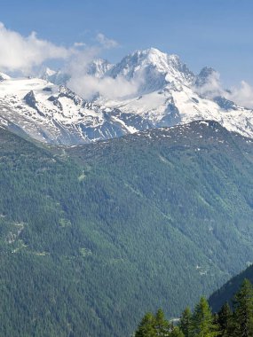 İsviçre Alplerinde dağlar. Dağın tepesinden bak.