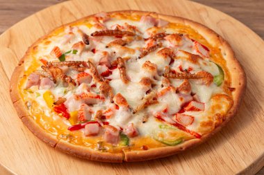 Bambu solucanı, pupa, ipek böceği, sosis dilimleri, tatlı biber ve mozarella peyniri ile karıştırılmış pizza Tayland 'da en çok satılan sokak yiyeceğidir..