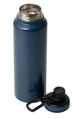 Tekrar kullanılabilen mavi paslanmaz eko termodinamik su şişesinin beyaz arka planda izole edilmiş ve kırpma yolu ile izole edilmiş hali. Sıfır atık, plastik tek kullanımlık şişeler. Çevre kavramı. 