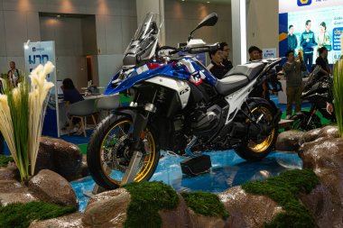 Nonthaburi, Tayland - 6 Nisan 2024: Booth motosiklet sergisi modeli BMW Bangkok Uluslararası Motor Fuarı 'nda en son motorsiklet ve teknoloji üreticisini ön plana çıkarıyor