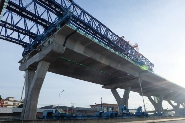 Bangkok, Tayland - 15 Haziran 2024: Rama II karayolu inşaatı, taşımacılık altyapı sistemi, devasa çelik yapı ve beton destek sütunları.