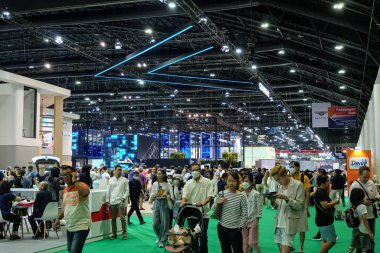 Nonthaburi, Tayland - 6 Nisan 2024: Bangkok Uluslararası Otomotiv Fuarı 'nda son teknoloji ürünü mağazalarda meraklı ziyaretçiler ve araba meraklıları müşteri arayışına girdi.