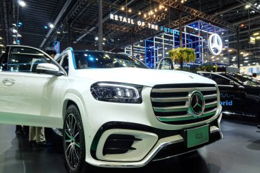 Nonthaburi, Tayland - 6 Nisan 2024: Mercedes-Benz marka geniş, gösterişli ön ızgaralı bir Mercedes-Benz SUV ve Bangkok Motor Show 'da görülen LED farlar.