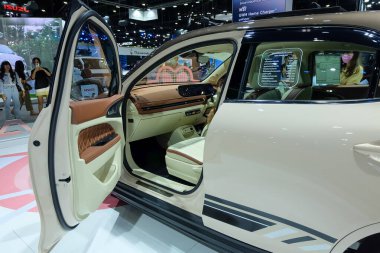Nonthaburi, Tayland - 30 Kasım 2024: Beyaz elektrikli araba Yeni GWM ORA Good Cat modelleri Tayland 'da monte edildi. Hatchback modelinin Bangkok Motor Fuarı 'nda kendine özgü bir tasarımı var..