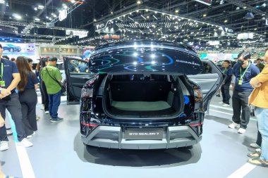 Nonthaburi, Tayland - 30 Kasım 2024 BYD Sealion 7 C-SUV SPORT elektrik gücünün arkasında, fütüristik tasarım. Araç Bangkok Motor Fuarı 'nda kalabalıkla çevrili..