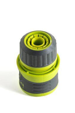 Beyaz arka planda izole edilmiş bahçe ve açık hava sulama sistemleri için hızlı bağlantı sağlayan bir hortum adaptörü.