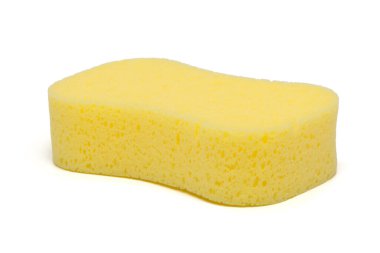 Bir sünger parlak sarıdır ve beyaz bir arka planda izole edilmiştir. Yüzey dokusu gözenekli görünür ve genellikle temizlik ya da yıkama için kullanılır..
