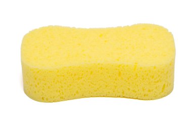 Bir sünger parlak sarıdır ve beyaz bir arka planda izole edilmiştir. Yüzey dokusu gözenekli görünür ve genellikle temizlik ya da yıkama için kullanılır..