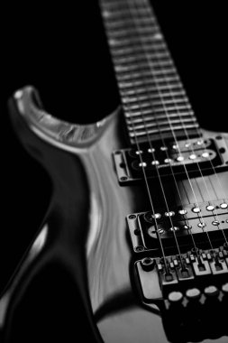 Elektro Gitar Özeti, Sanat, Siyah ve Beyaz