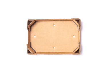 Beyaz arkaplanda karton kutu