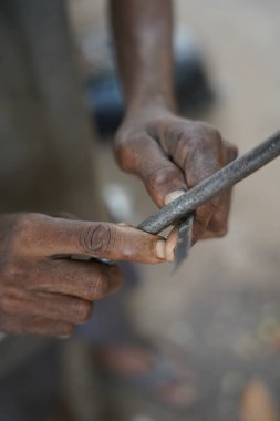  Mekanik bisiklet tamirhanesinde atölye görevi gören bir garajın ahşap yüzeyinde mekanik tamirat atölyesinde çeşitli aletler sergilenmektedir.