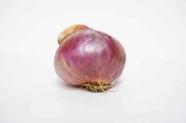 Sebzeli kompozisyon yeşil biberli ve kırmızı domatesli ve kiraz domatesli zencefilli soğanlı ve yeşil biberli beyaz üzerine izole edilmiş.