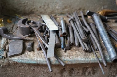  Mekanik bisiklet tamirhanesinde atölye görevi gören bir garajın ahşap yüzeyinde mekanik tamirat atölyesinde çeşitli aletler sergilenmektedir.