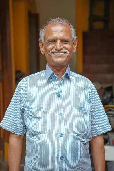 Uomo Anziano Con Sorriso Sul Viso Mostrato Benedire Qualcuno Qualcosa — Foto Stock