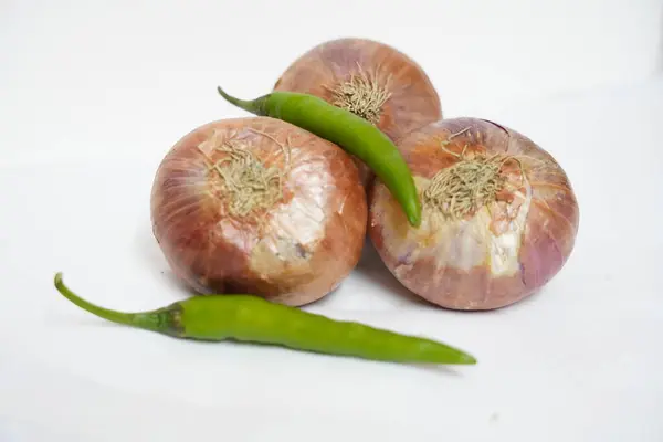 Sebzeli kompozisyon yeşil biberli ve kırmızı domatesli ve kiraz domatesli zencefilli soğanlı ve yeşil biberli beyaz üzerine izole edilmiş.