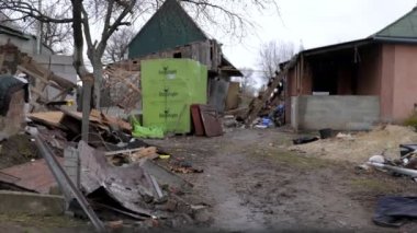 Rus bombardımanı yüzünden yıkılmış bir ev. Ukrayna 'da Savaş.