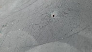 Kurşun delikli araba ön camı. Ukrayna 'da Savaş