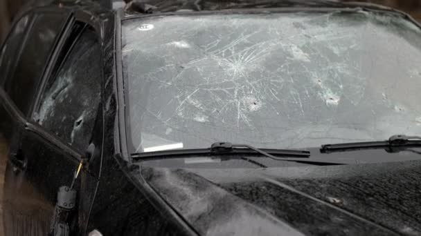 带弹孔的汽车挡风玻璃乌克兰战争 — 图库视频影像