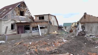 Rus bombardımanı yüzünden yıkılmış bir ev. Ukrayna 'da Savaş.