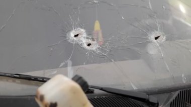 Kurşun delikli araba ön camı. Ukrayna 'da Savaş