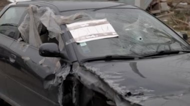 Rus birlikleri tarafından tahrip edilen araba. Ukrayna 'da Savaş