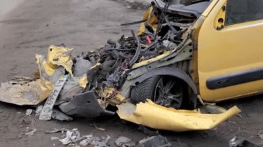 Rus birlikleri tarafından tahrip edilen araba. Ukrayna 'da Savaş