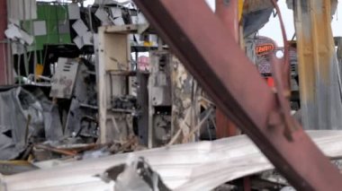 Stoyanka, Kyiv bölgesi, Ukrayna - Nisan 2022: Rusya Ukrayna Savaşı. Bombalanmış bir benzin istasyonu. Yok edilmiş benzin istasyonu. Rus ordusunun saldırısının sonuçları.