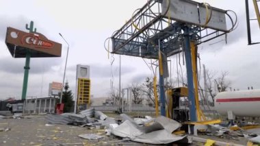 Stoyanka, Kyiv bölgesi, Ukrayna - Nisan 2022: Rusya Ukrayna Savaşı. Bombalanmış bir benzin istasyonu. Yok edilmiş benzin istasyonu. Rus ordusunun saldırısının sonuçları.