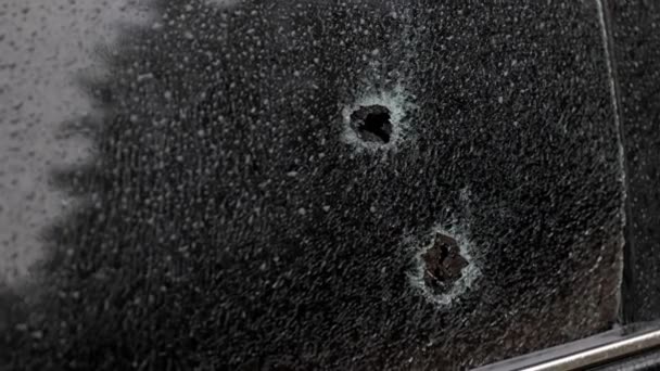 带弹孔的汽车挡风玻璃乌克兰战争 — 图库视频影像