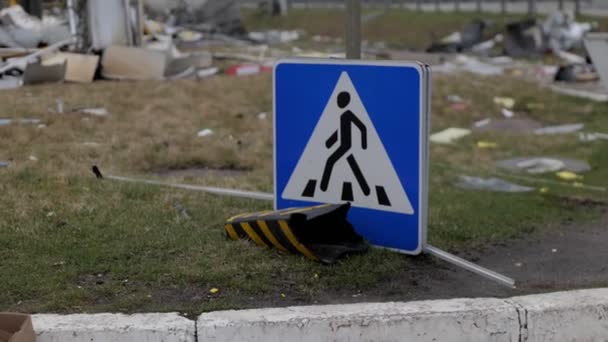 在一座被俄罗斯军队摧毁的建筑物的背景下 一个倒在地上的人行横道上的标志 — 图库视频影像