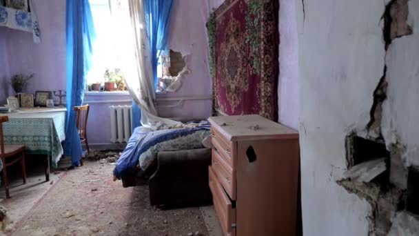 Ένα Υπνοδωμάτιο Ενός Σπιτιού Που Καταστράφηκε Από Ένα Κέλυφος Που — Αρχείο Βίντεο