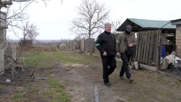 Ukrayna Nın Beşinci Başkanı Petro Poroshenko Rus Ordusunun Yıkılmış Evlerinin — Stok video