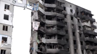 Rus mermisi yüzünden çok katlı bir binada yanmış. Ukrayna 'da Savaş
