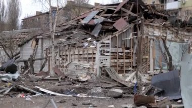 Rus bombardımanı yüzünden yıkılmış bir ev. Ukrayna 'da Savaş.