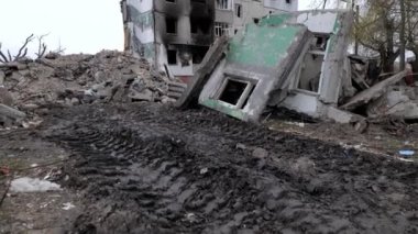 Rus bombardımanı yüzünden yıkılmış bir ev. Ukrayna 'da Savaş.