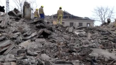 Rus bombardımanı yüzünden yıkılmış bir ev. Ukrayna 'da Savaş.