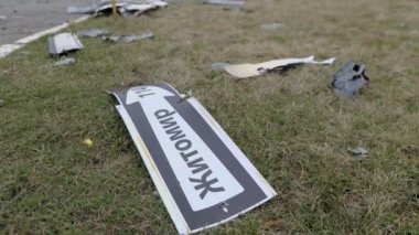 Tamamen yanmış bir benzin istasyonunun yanındaki çimlerin üzerine düşmüş bir tabela. Kyiv Bölgesi, Ukrayna