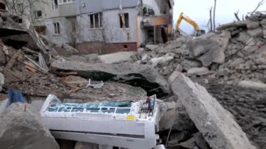 Rus bombardımanı yüzünden yıkılmış bir ev. Ukrayna 'da Savaş.